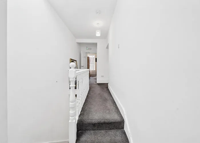 The Belle Spacious 6 Bedroom By Altoluxo Short Lets & Serviced With Free Wifi & Parking *