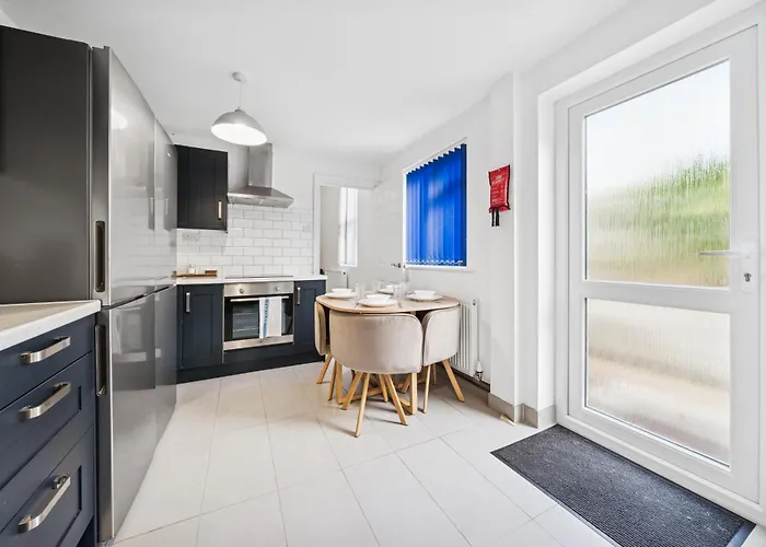 The Belle Spacious 6 Bedroom By Altoluxo Short Lets & Serviced With Free Wifi & Parking Daire *