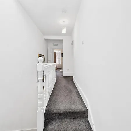 The Belle Spacious 6 Bedroom By Altoluxo Short Lets & Serviced With Free Wifi & Parking *