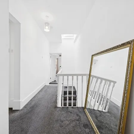 The Belle Spacious 6 Bedroom By Altoluxo Short Lets & Serviced With Free Wifi & Parking ブリストル