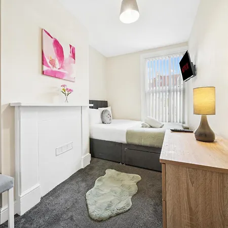 The Belle Spacious 6 Bedroom By Altoluxo Short Lets & Serviced With Free Wifi & Parking