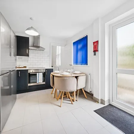 The Belle Spacious 6 Bedroom By Altoluxo Short Lets & Serviced With Free Wifi & Parking Apartmán *