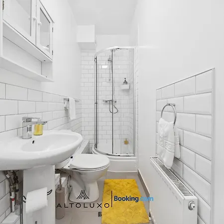 The Belle Spacious 6 Bedroom By Altoluxo Short Lets & Serviced With Free Wifi & Parking