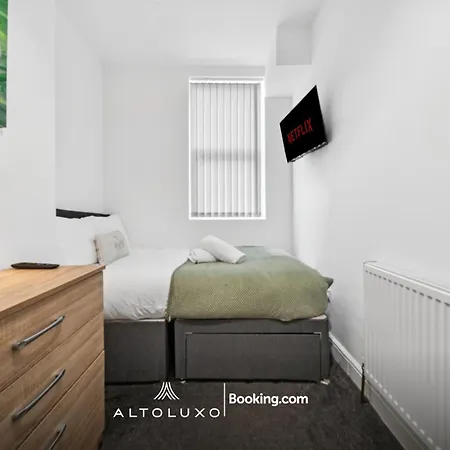 The Belle Spacious 6 Bedroom By Altoluxo Short Lets & Serviced With Free Wifi & Parking *