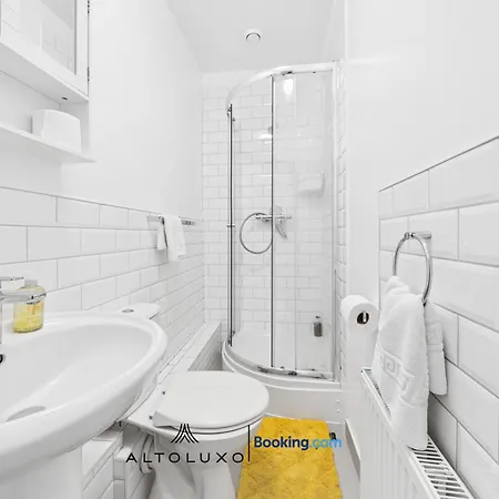 The Belle Spacious 6 Bedroom By Altoluxo Short Lets & Serviced With Free Wifi & Parking *