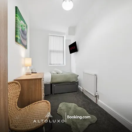 The Belle Spacious 6 Bedroom By Altoluxo Short Lets & Serviced With Free Wifi & Parking アパート