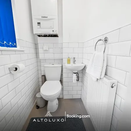 The Belle Spacious 6 Bedroom By Altoluxo Short Lets & Serviced With Free Wifi & Parking アパート
