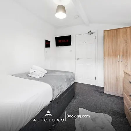 The Belle Spacious 6 Bedroom By Altoluxo Short Lets & Serviced With Free Wifi & Parking アパート