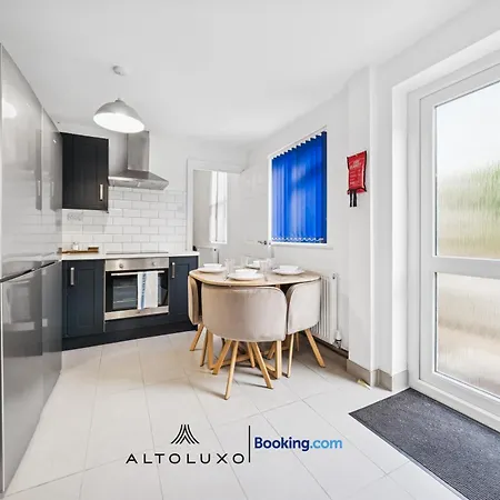 The Belle Spacious 6 Bedroom By Altoluxo Short Lets & Serviced With Free Wifi & Parking