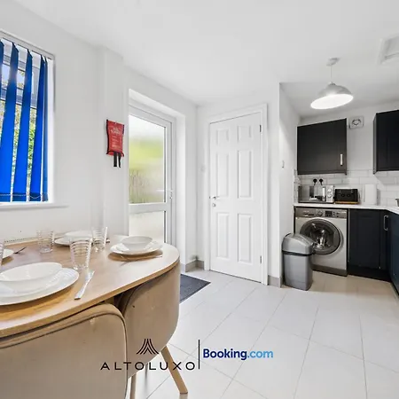 The Belle Spacious 6 Bedroom By Altoluxo Short Lets & Serviced With Free Wifi & Parking アパート *