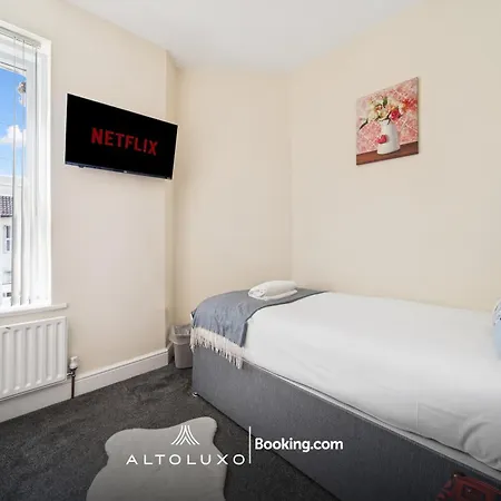 The Belle Spacious 6 Bedroom By Altoluxo Short Lets & Serviced With Free Wifi & Parking