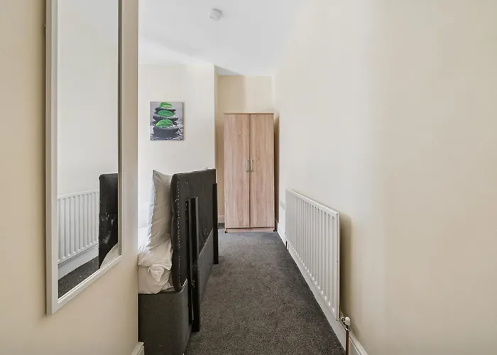 The Belle Spacious 6 Bedroom By Altoluxo Short Lets & Serviced With Free Wifi & Parking *