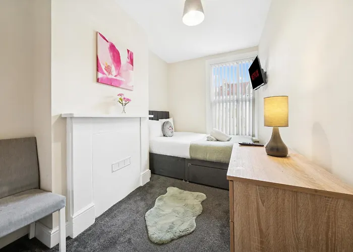 The Belle Spacious 6 Bedroom By Altoluxo Short Lets & Serviced With Free Wifi & Parking