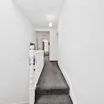 The Belle Spacious 6 Bedroom By Altoluxo Short Lets & Serviced With Free Wifi & Parking *